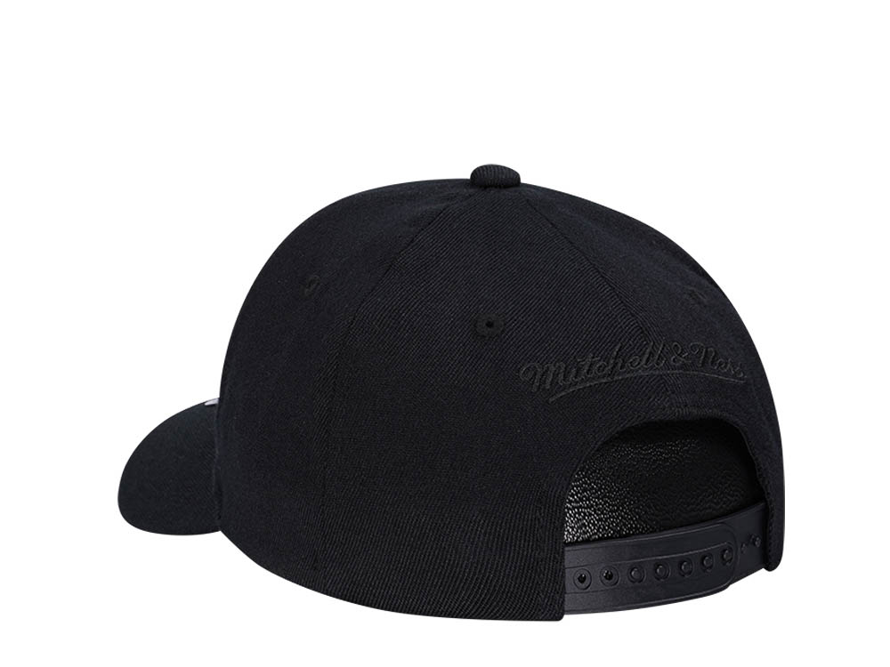 Mitchell & Ness Brooklyn Nets All Black Classic Red Line Flex Snapback Cap